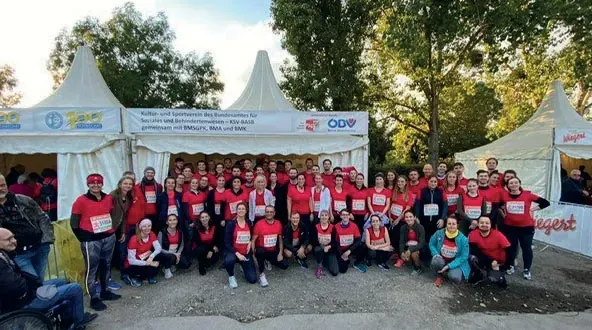Ein Gruppenfoto von allen Teilnehmern des Businessruns 2022