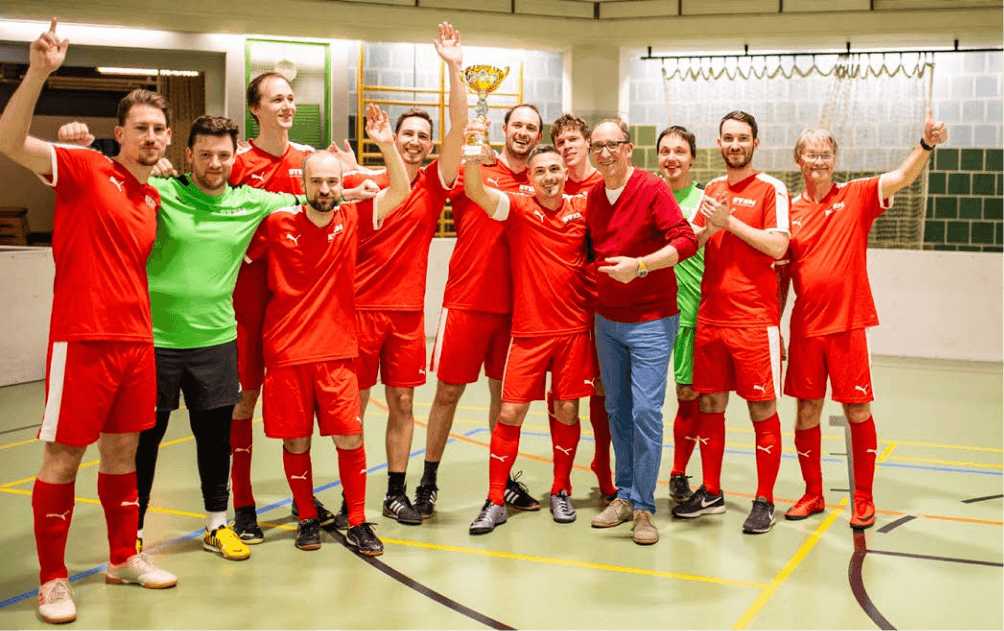 Die Fußballer der SVSM triumphieren beim Sektionsturnier (v.l.n.r.): Oliver Pitnik, Michael Binter,
Christoph Blüher, Christoph Schermann, Philipp Reiter, Benjamin Saad, Dominik Jaklitsch, Severin
Bäck, HBM Johannes Rauch, Patrick Sitter, Michael Gaisbauer, Manfred Pallinger