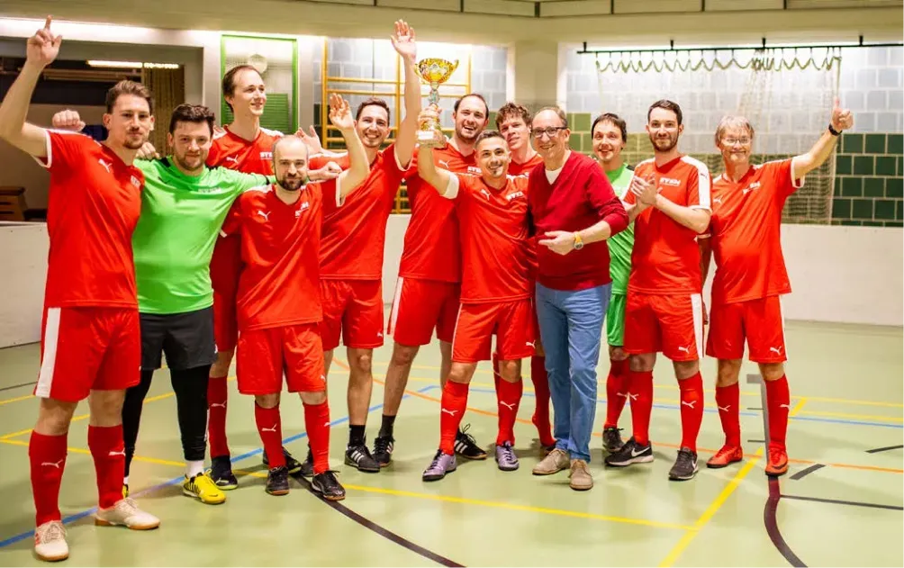 Die Fußballer der SVSM triumphieren beim Sektionsturnier (v.l.n.r.): Oliver Pitnik, Michael Binter,
Christoph Blüher, Christoph Schermann, Philipp Reiter, Benjamin Saad, Dominik Jaklitsch, Severin
Bäck, HBM Johannes Rauch, Patrick Sitter, Michael Gaisbauer, Manfred Pallinger