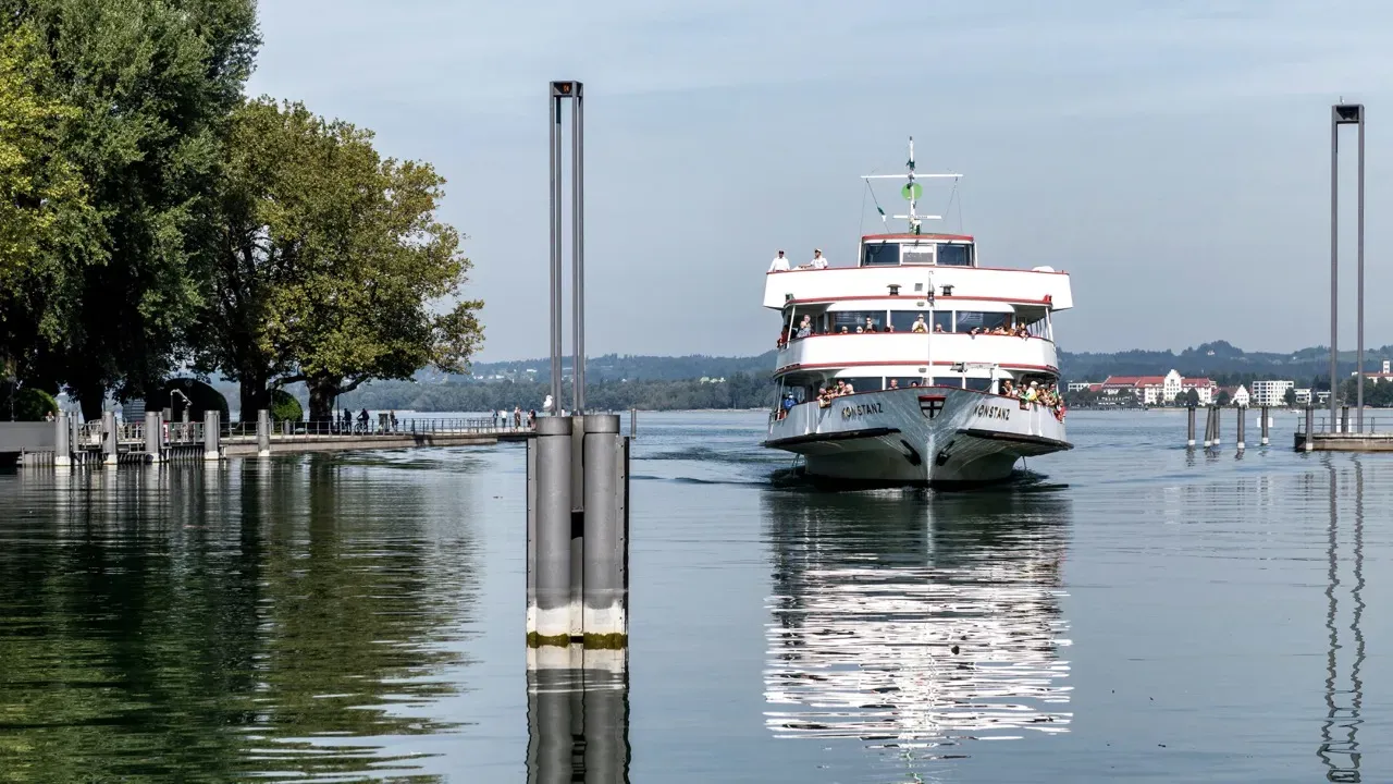 Ein  Ausflugssschiff, dass auf einem See fährt.
