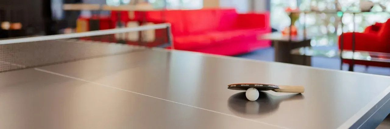 Tischtennistisch mit Schläger und Ball