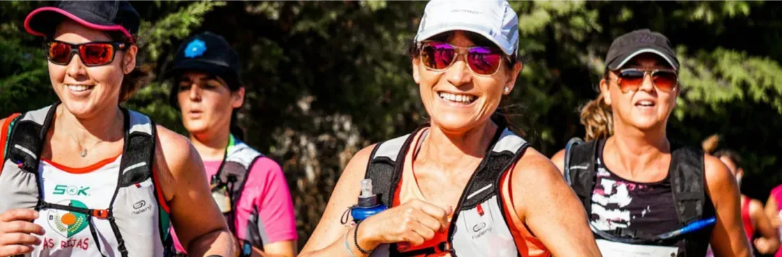 Marathonläufer:innen welche gerade an einem Marathon teilnehmen. Sie tragen Sportkleidung und Teilnehmer Nummern