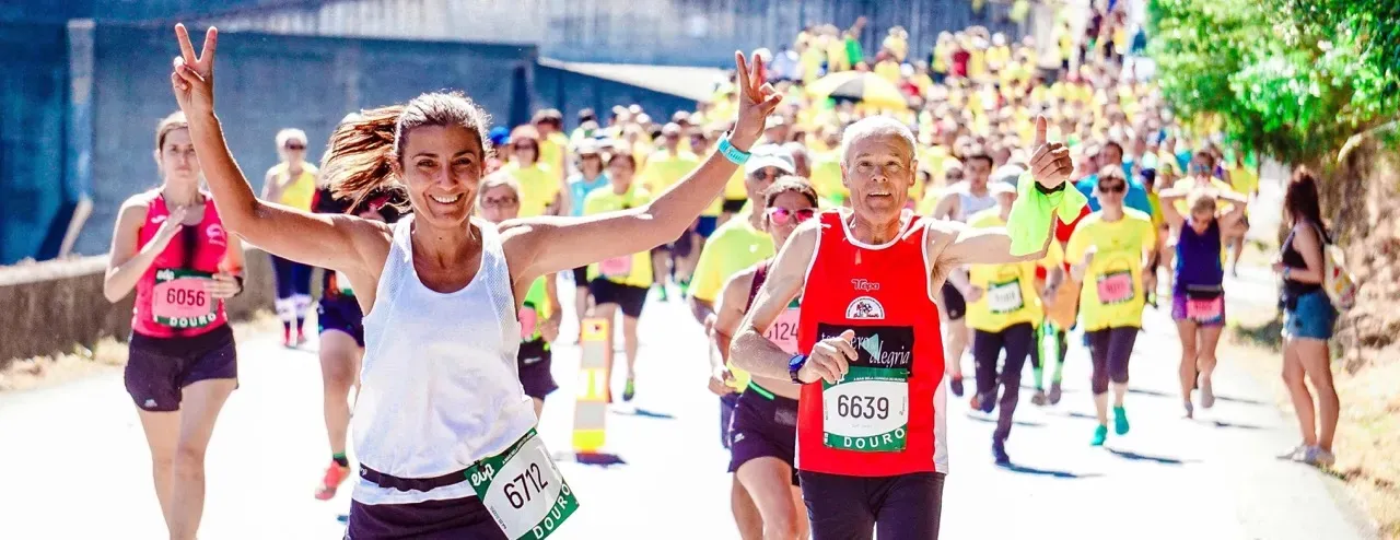 Man sieht viele Läufer die an an einem Marathon teilnehmen.